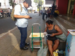 Francisca das Chagas Pereira Cézar ganha a vida vendendo dindins/geladinho/sacolé