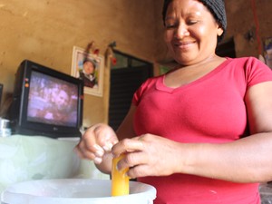 Francisca das Chagas vende pelo menos 120 dindins/geladinho/sacolé por dia